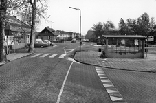 847417 Gezicht over de Heeswijkerpoort met rechts het busstation Heeswijkerpoort te Montfoort, op de achtergrond de ...